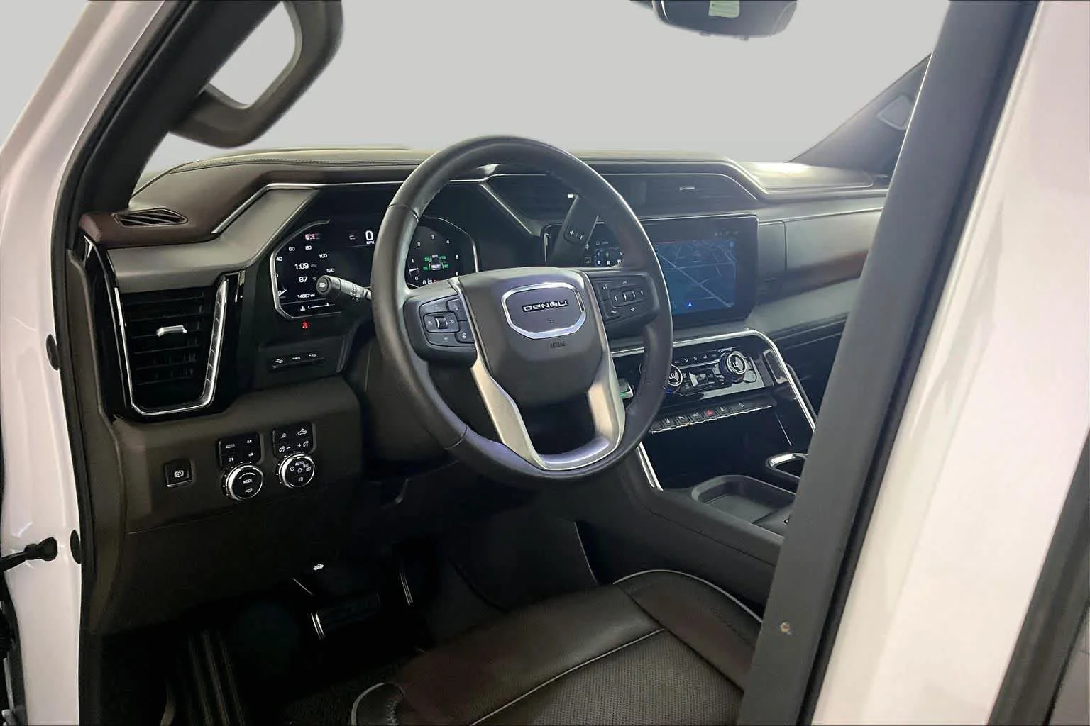 Used 2024 White Frost Tricoat GMC Denali image 17