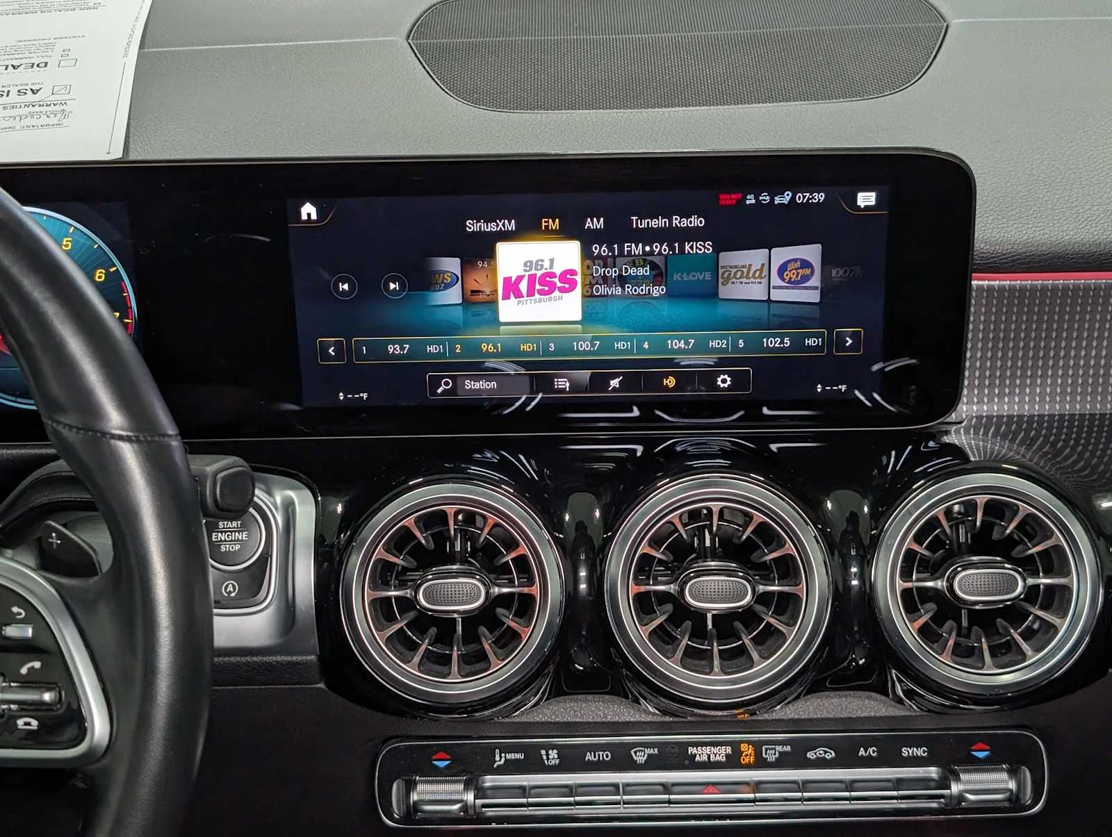 Used 2022 Polar White Mercedes-Benz GLB 250 image 19