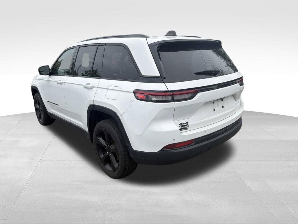 Used 2024 White Jeep Altitude image 9