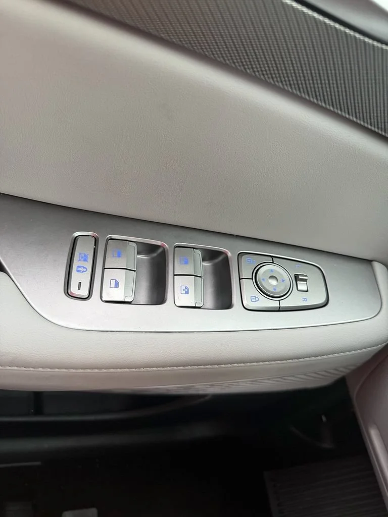 Used 2024 Black Hyundai SEL 8P image 37