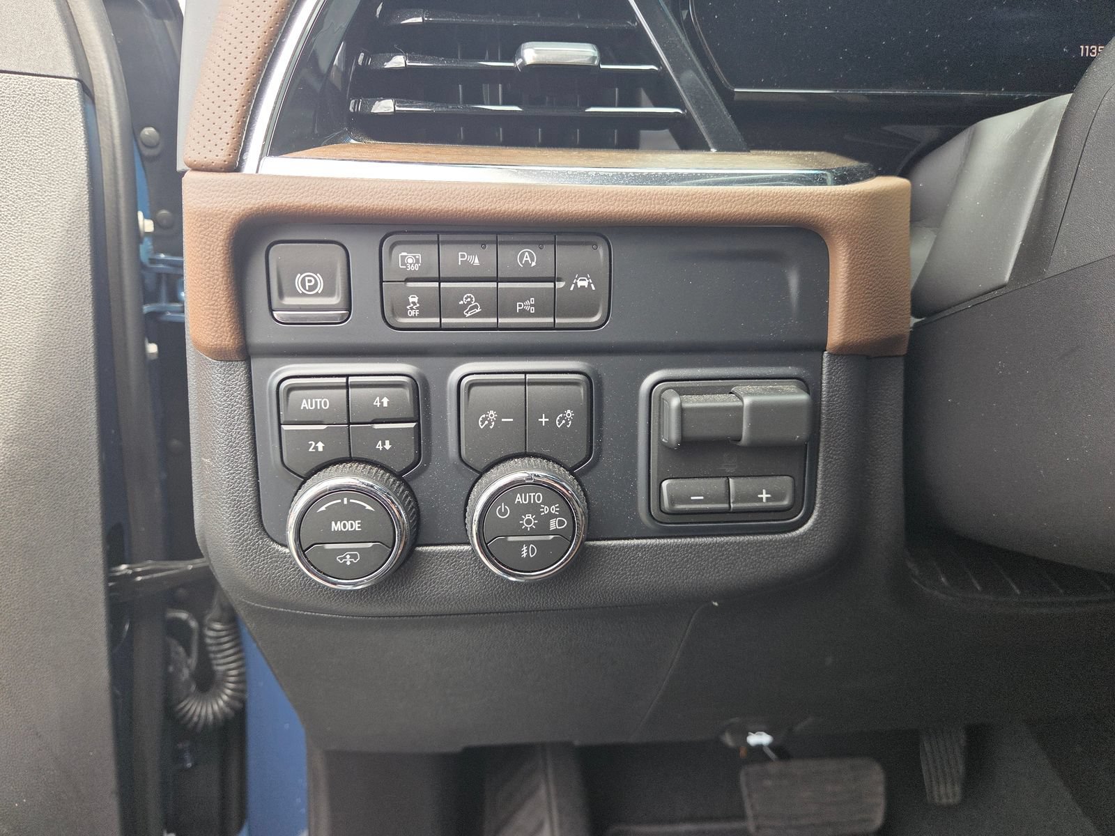 Used 2026 Lakeshore Blue Metallic Chevrolet High Country Deluxe with 24in Wheels - Technology & Entertainment - Super Cruise - Panoramic Sunroof image 13