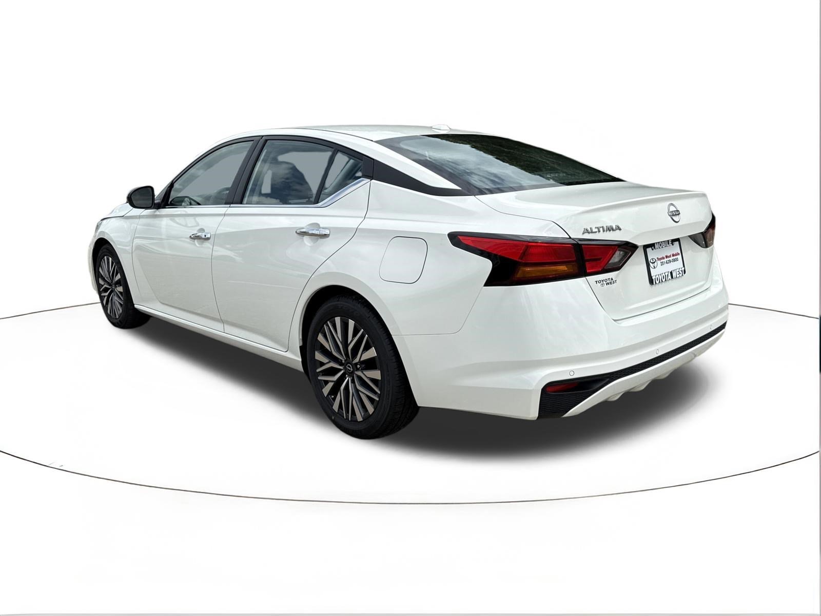 Used 2025 Glacier White Nissan SV image 5