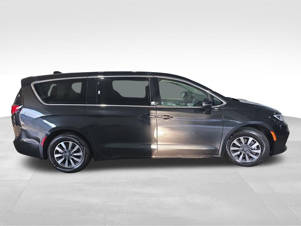 Used 2023 Black Chrysler Touring L image 6