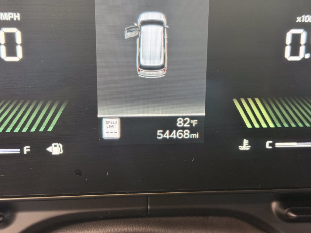 Used 2025 White Kia LXS image 19