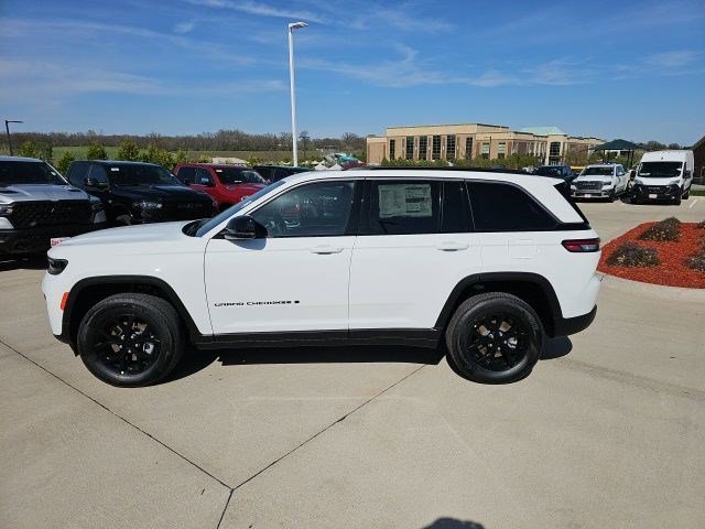 New 2026 Bright White Clearcoat Jeep Laredo Altitude image 2