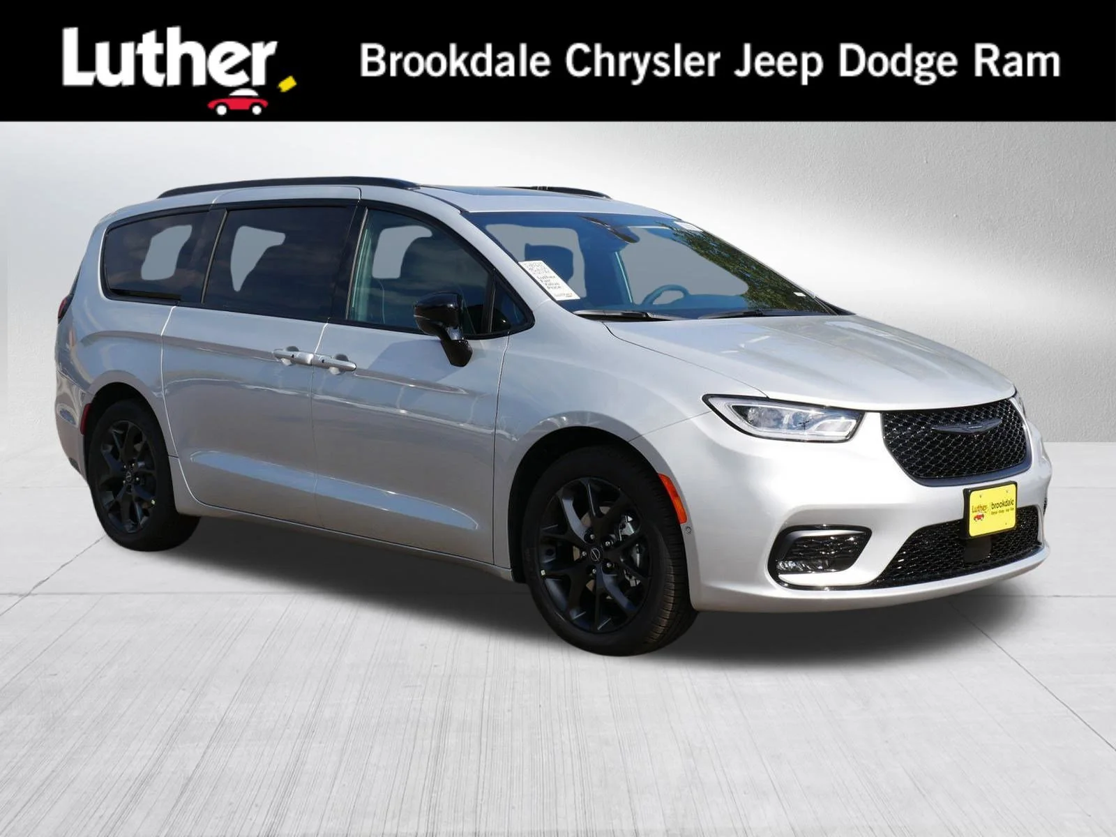 2026 Chrysler Pacifica Limited's photo
