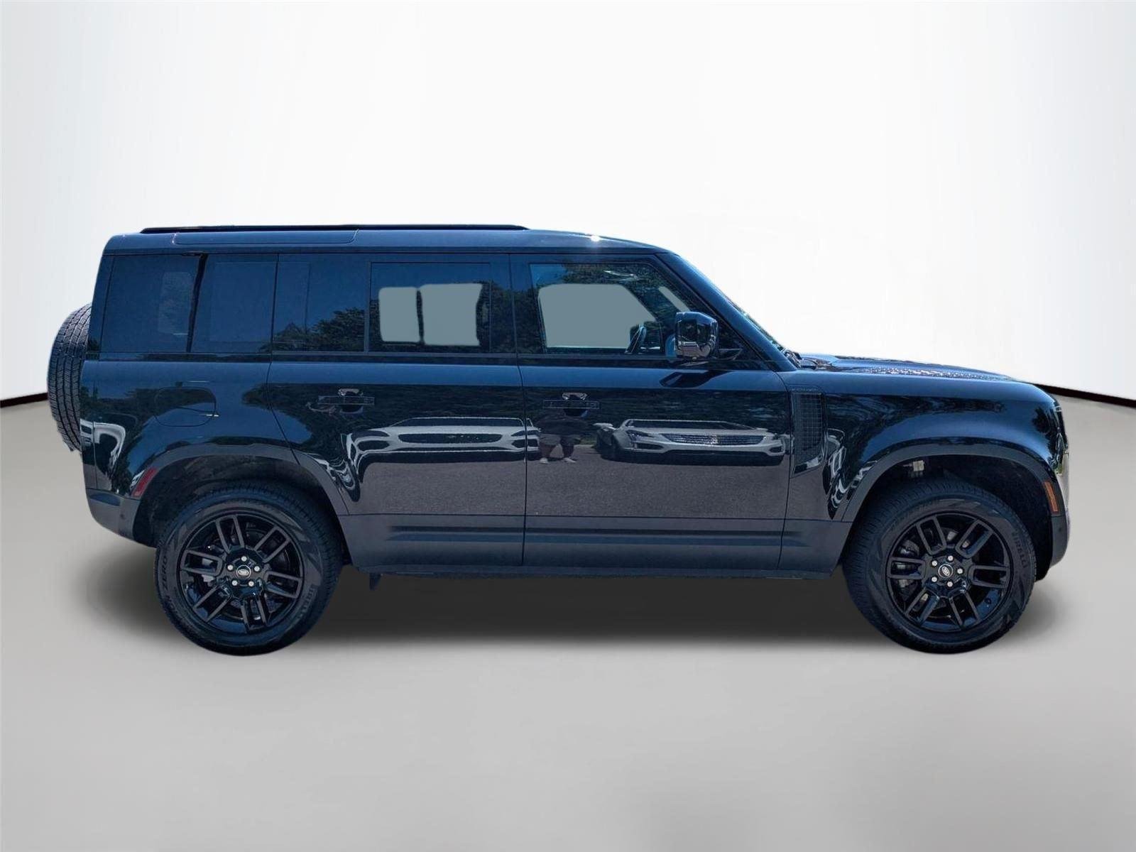 Used 2025 Santorini Black Metallic Land Rover S image 4