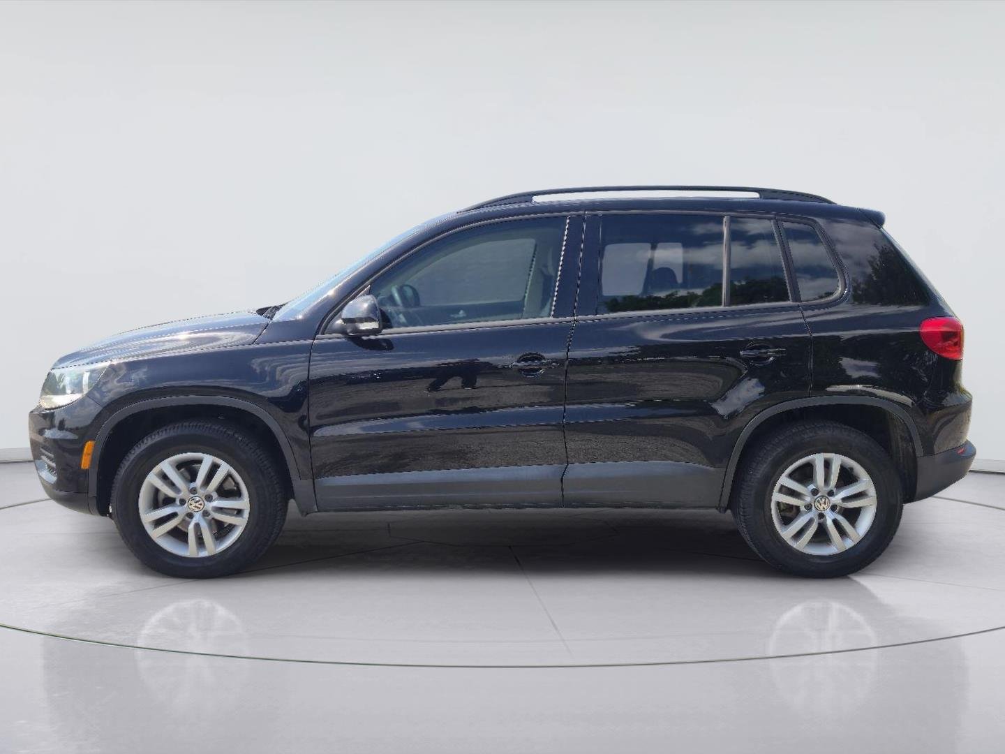 Used 2017  VOLKSWAGEN  image 2