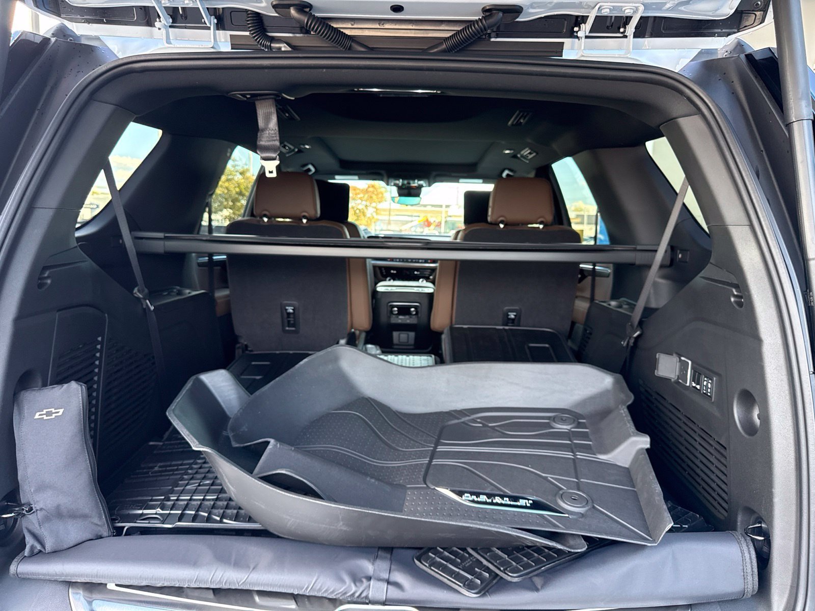 New 2026 Polar White Tricoat Chevrolet High Country Deluxe with 24in Wheels - Technology & Entertainment - Super Cruise - Panoramic Sunroof - Get Active Package image 11