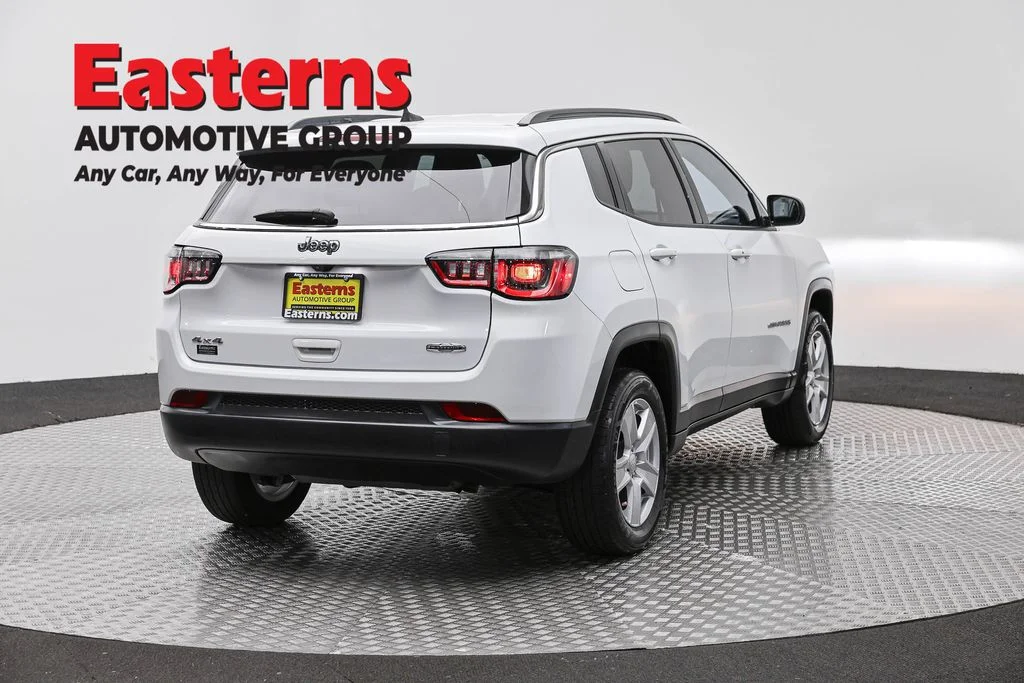 Used 2022 White Jeep Latitude image 5