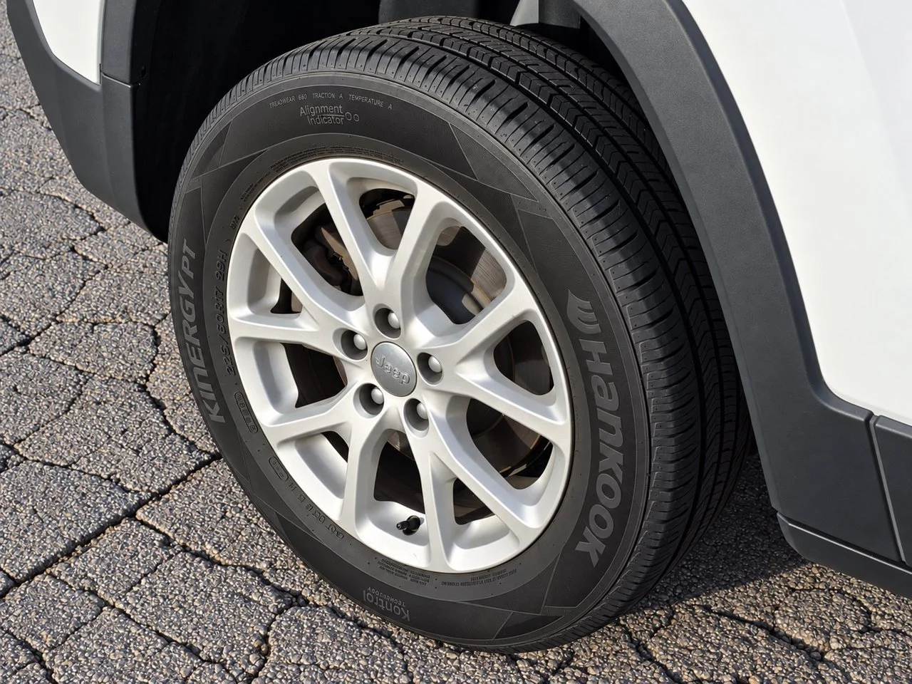 Used 2016 Bright White Jeep Latitude FWD image 10