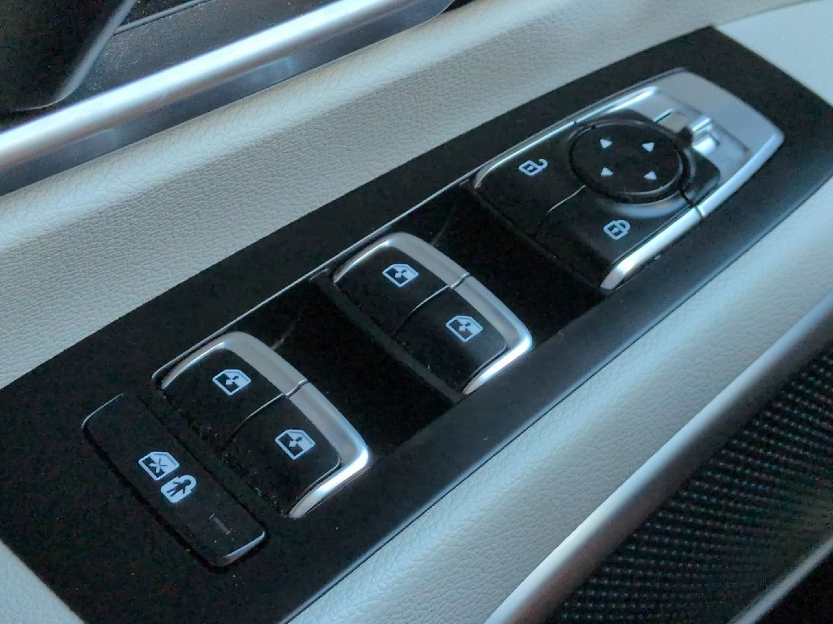 Certified Used 2024 Glacial White Pearl Kia S image 28