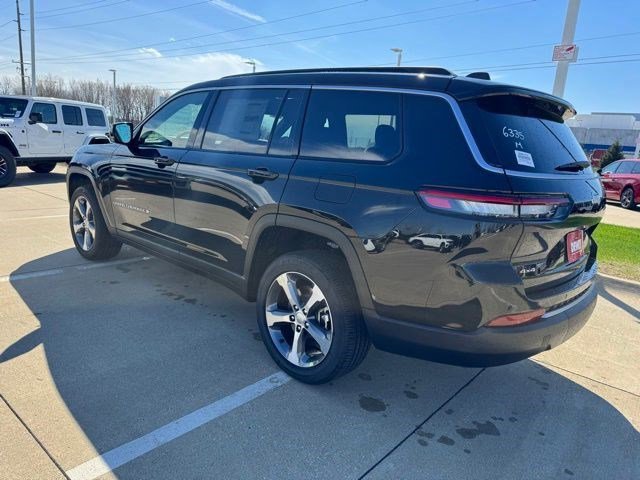 New 2026 Diamond Black Crystal Pearl-Coat Exterior Paint Jeep Limited image 4