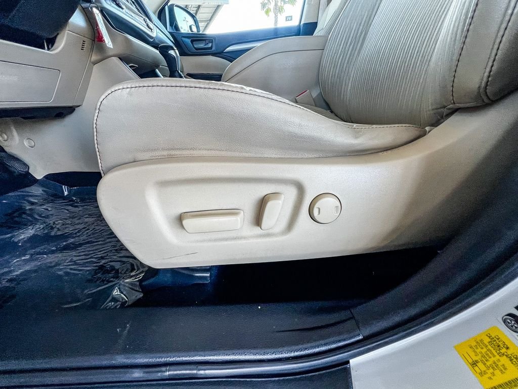 Used 2015 Blizzard Pearl Toyota LE Plus V6 image 20