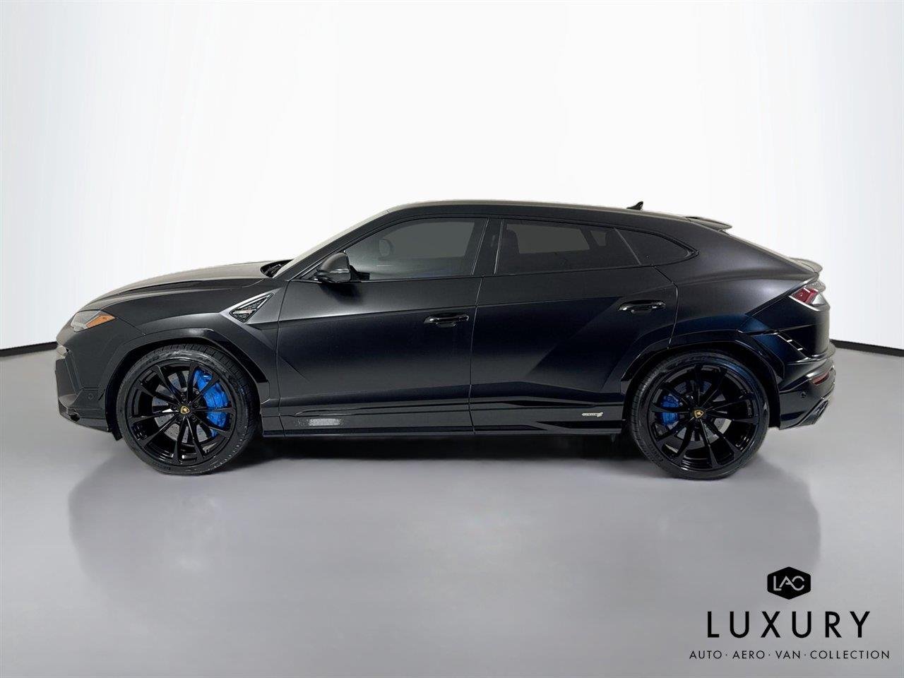 Used 2024 Nero Noctis Metallic Lamborghini S image 9