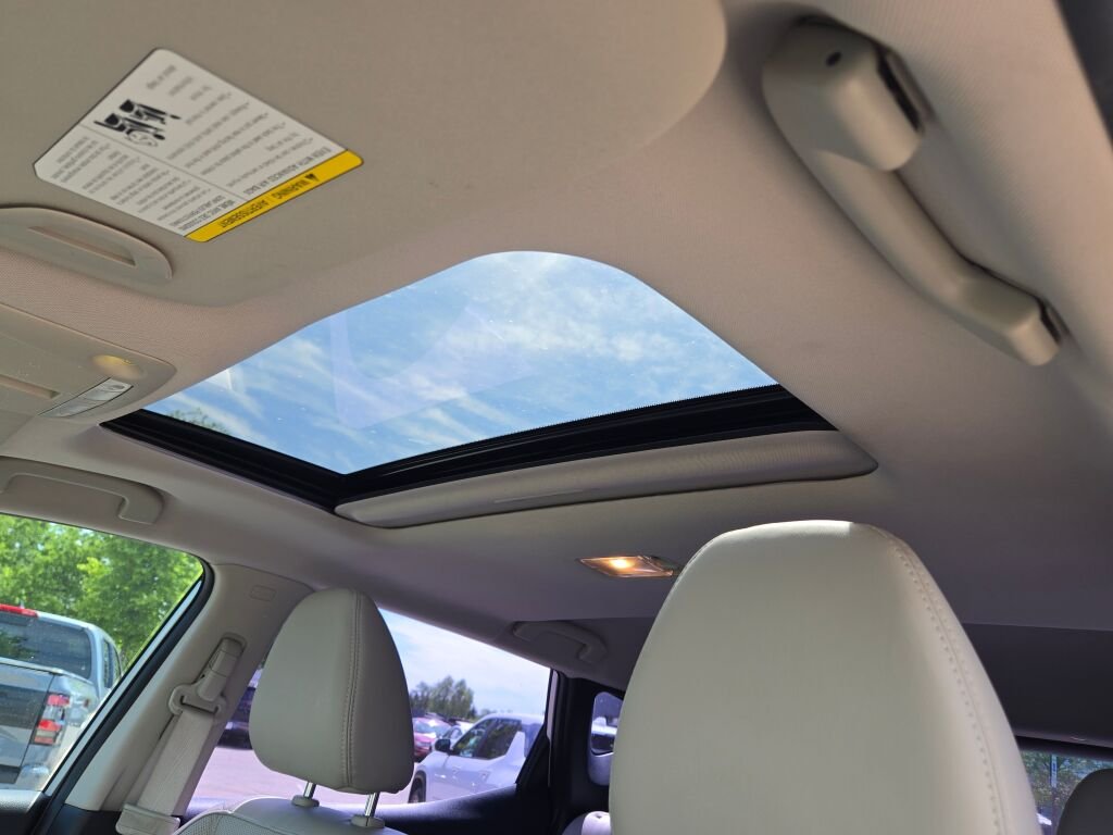 Used 2018 Silver Nissan SL image 19