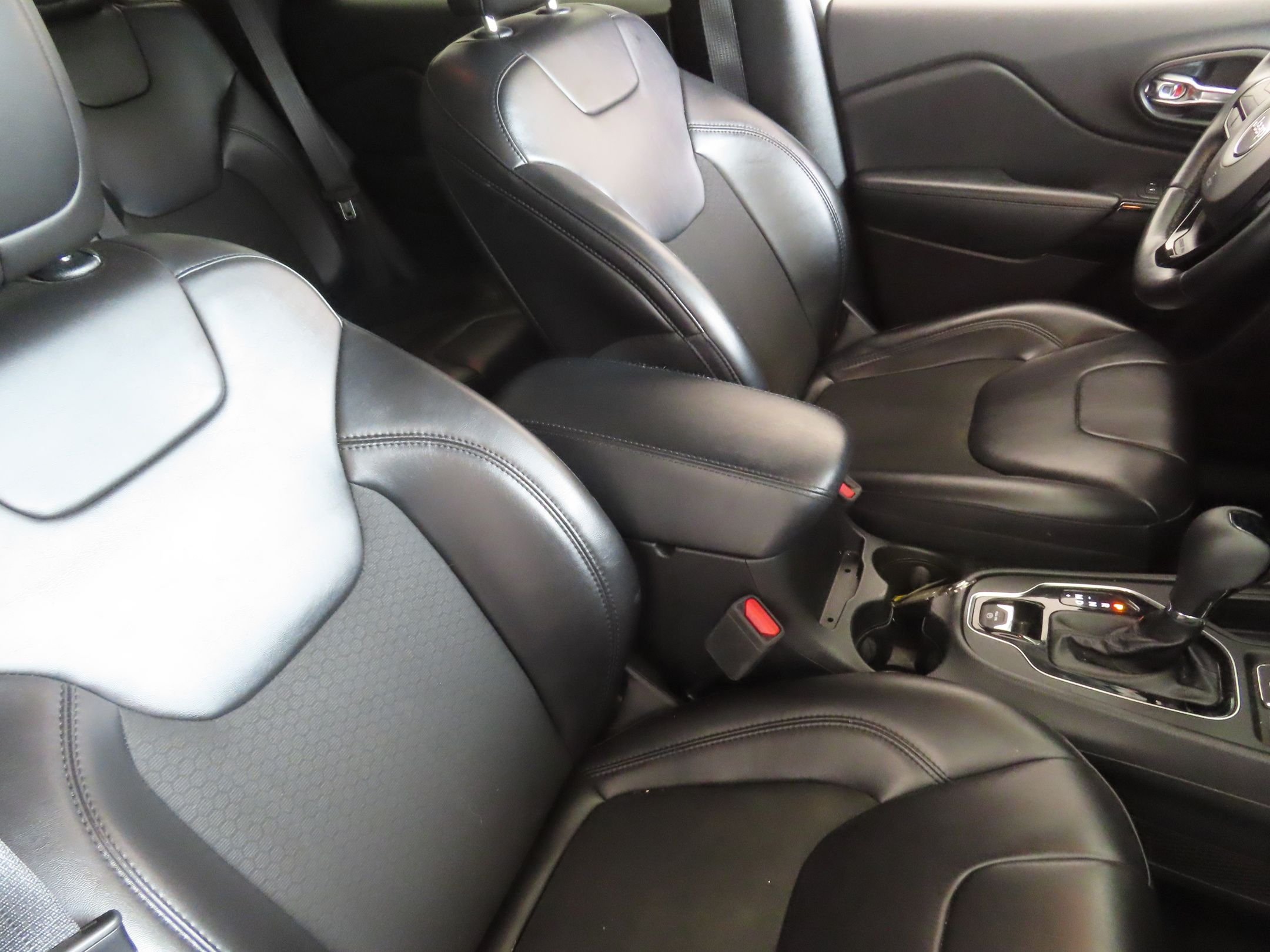Used 2021 Black Jeep Latitude Plus image 25