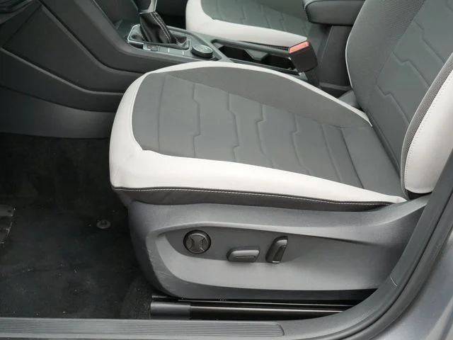 Certified Used 2025 Silver Volkswagen 1.5T SE image 14