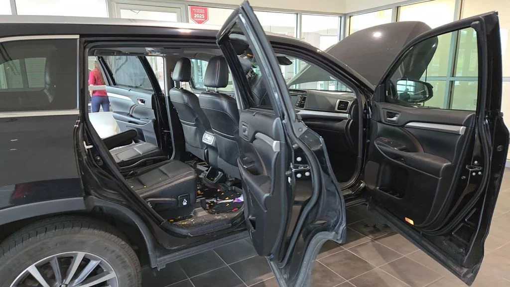 Used 2018 Black Toyota XLE image 10