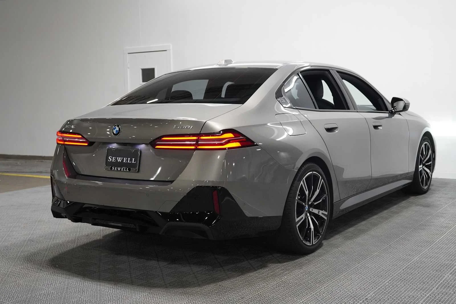Certified Used 2024 Oxide Grey Met BMW 530i image 4