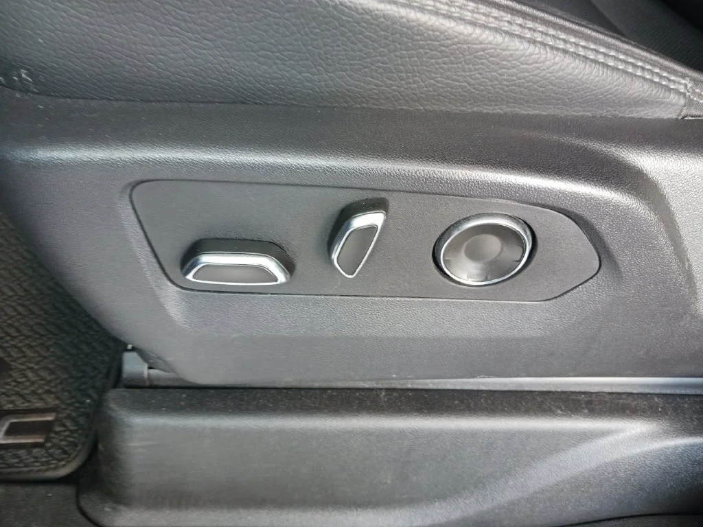 Used 2025 Sterling Metallic GMC Denali image 33