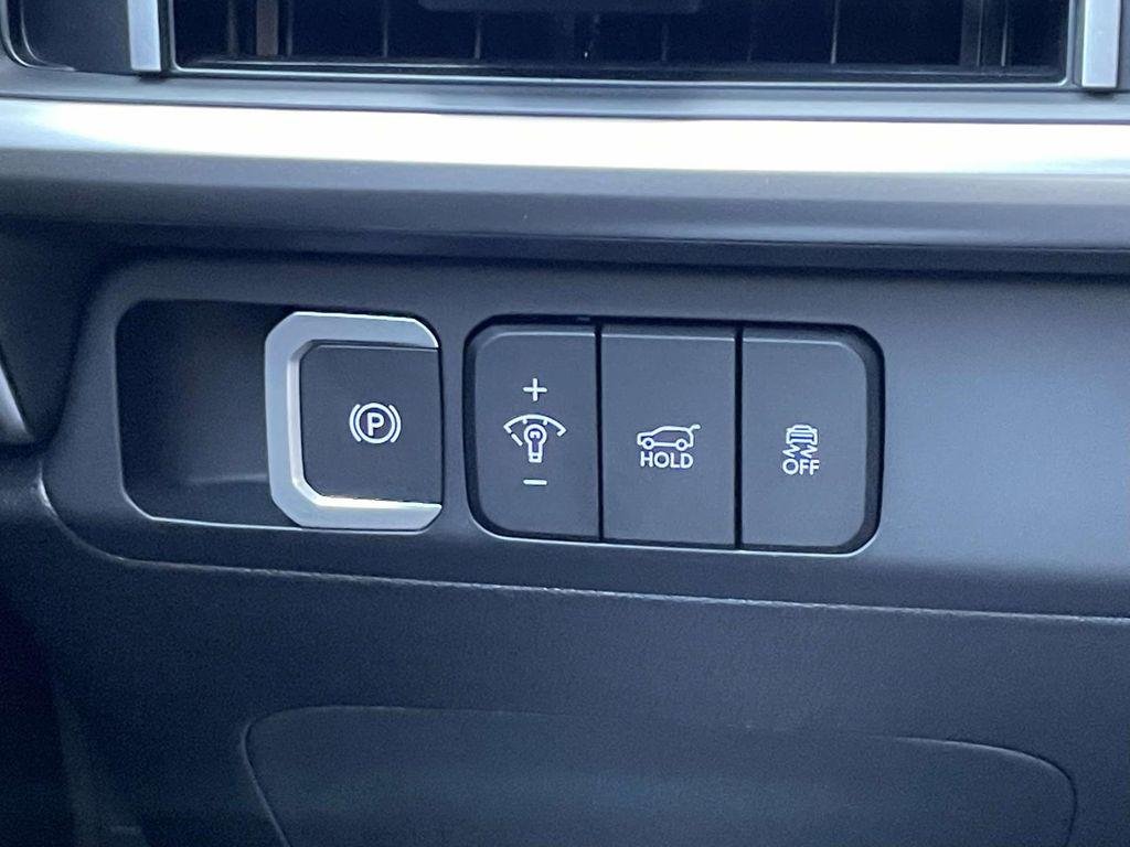 New 2027 White Hyundai SEL AWD image 23