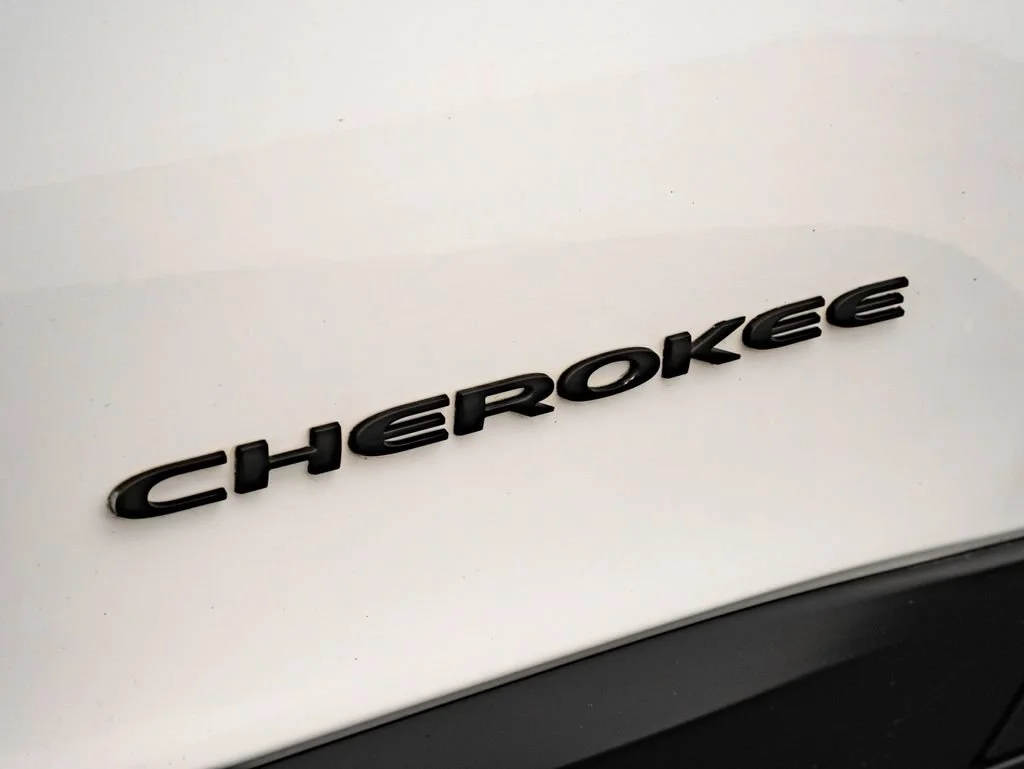 Used 2019 Bright White Clear Coat Jeep Latitude image 16