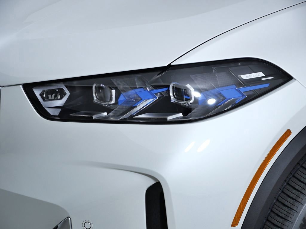 Used 2026 Mineral White Metallic BMW xDrive40i image 4