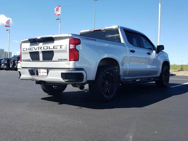 Used 2022 Silver Chevrolet Custom image 5