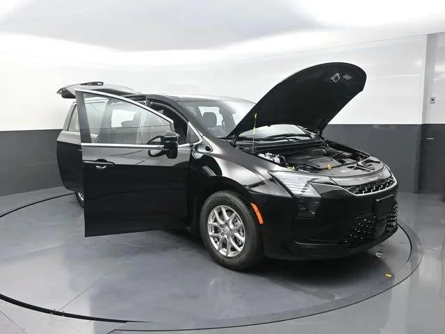 New 2027 Diamond Black Crystal Pearl-Coat Exterior Paint Chrysler Select image 28