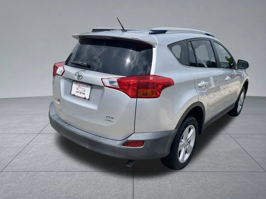 Used 2013 Silver Toyota XLE image 14