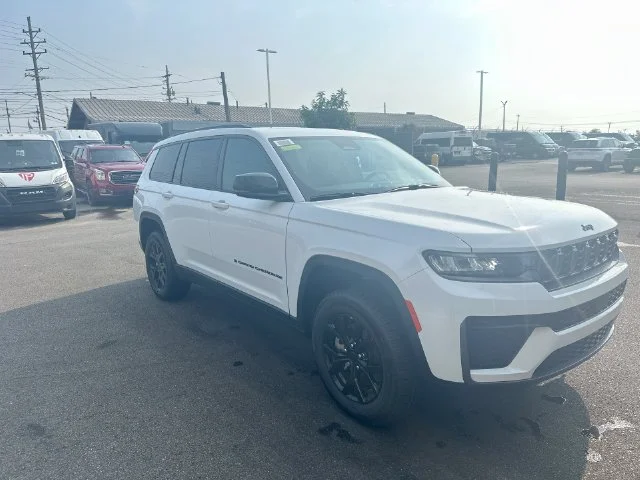 New 2026 Bright White Clear-Coat Exterior Paint Jeep Altitude image 12