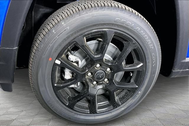 New 2026 Hydro Blue Pearl-Coat Exterior Paint Jeep Latitude image 12
