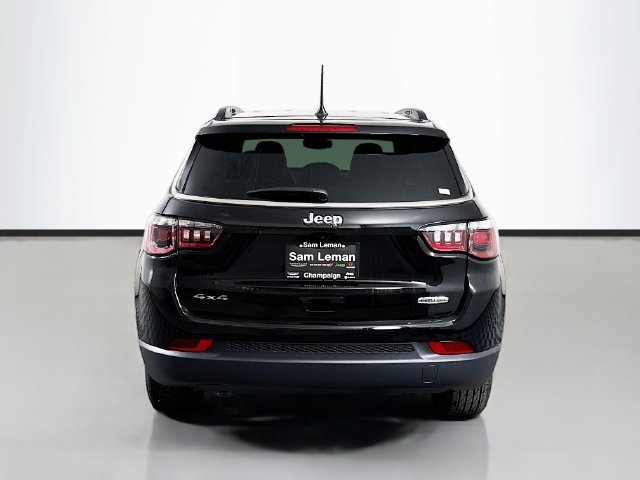 New 2026 Diamond Black Crystal Pearl-Coat Exterior Paint Jeep Latitude image 6