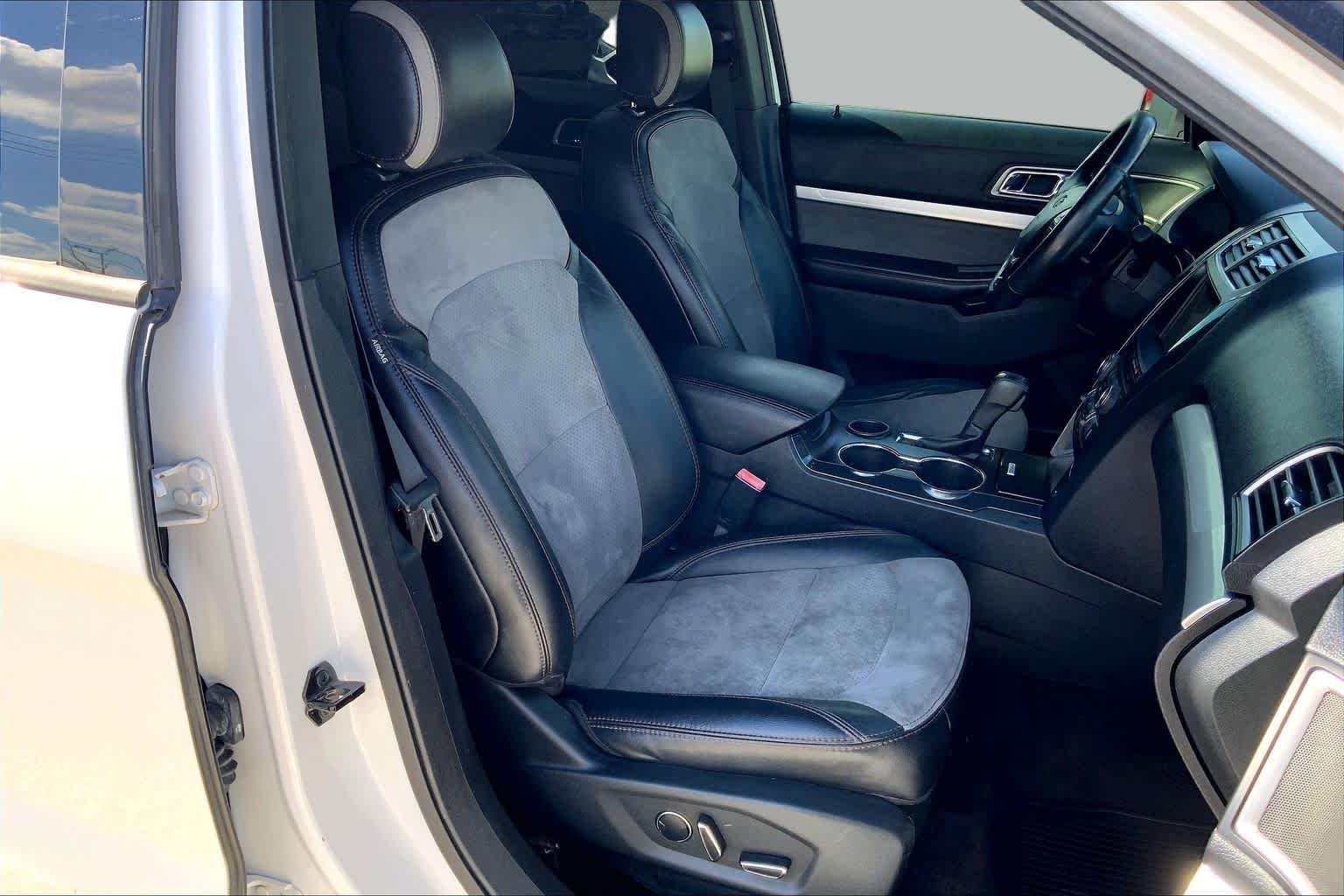 Used 2017 White Platinum Metallic Tri-Coat Ford XLT image 9