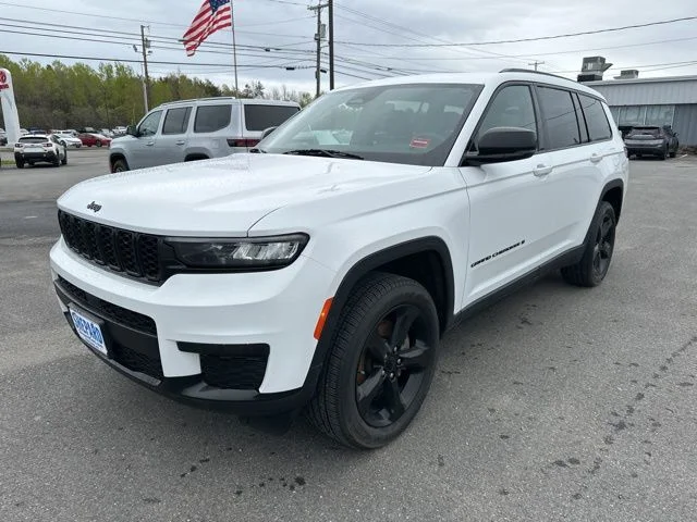 Used 2023 White Jeep Altitude image 3