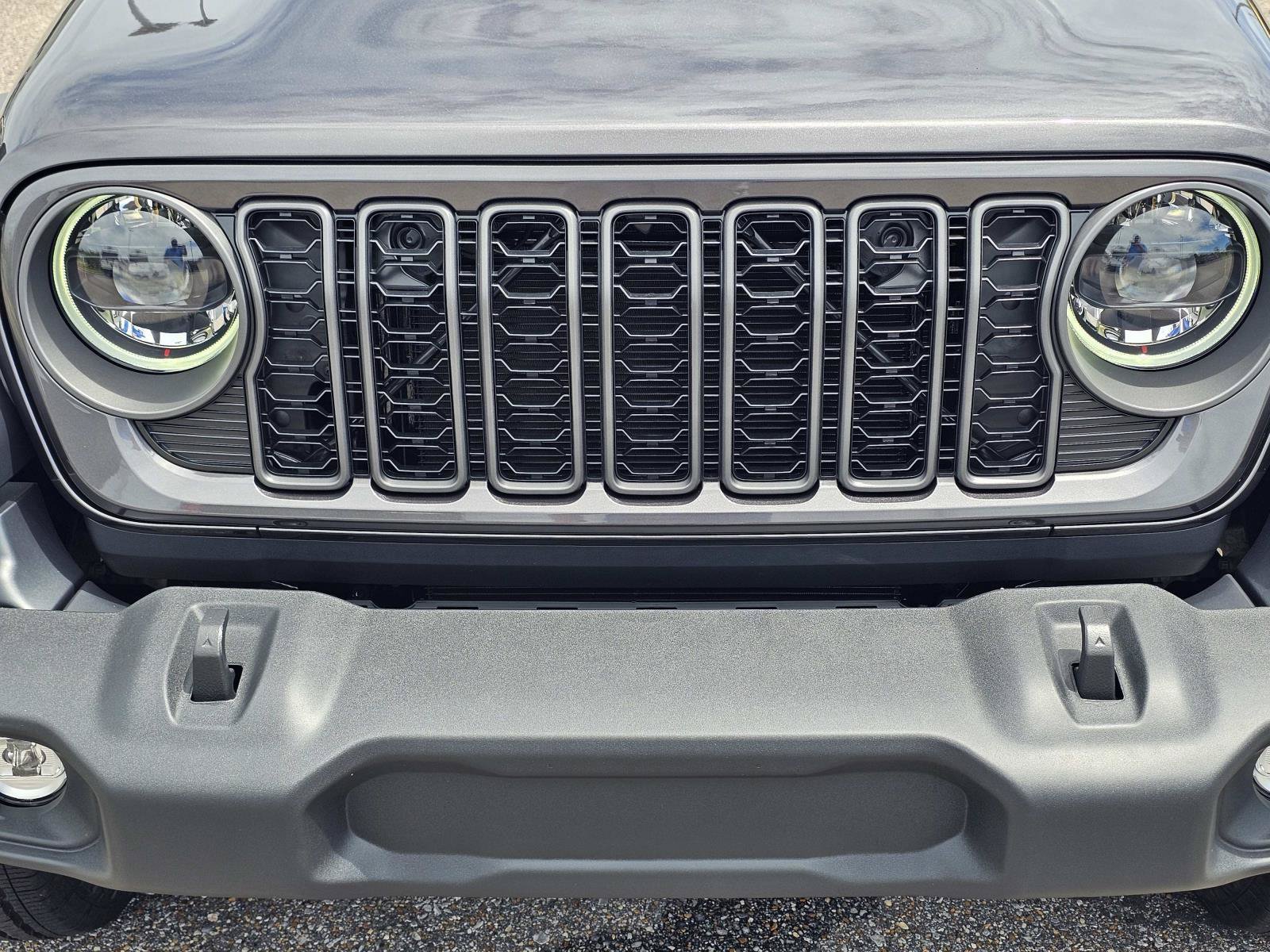 New 2026 Granite Crystal Metallic Clearcoat Jeep Sport S image 3