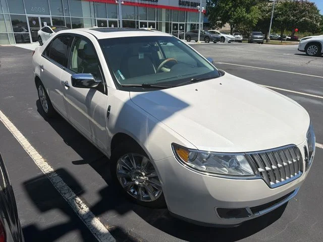 Used 2011 White Lincoln Base image 3