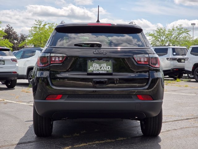 New 2026 Diamond Black Crystal Pearl-Coat Exterior Paint Jeep Latitude image 24