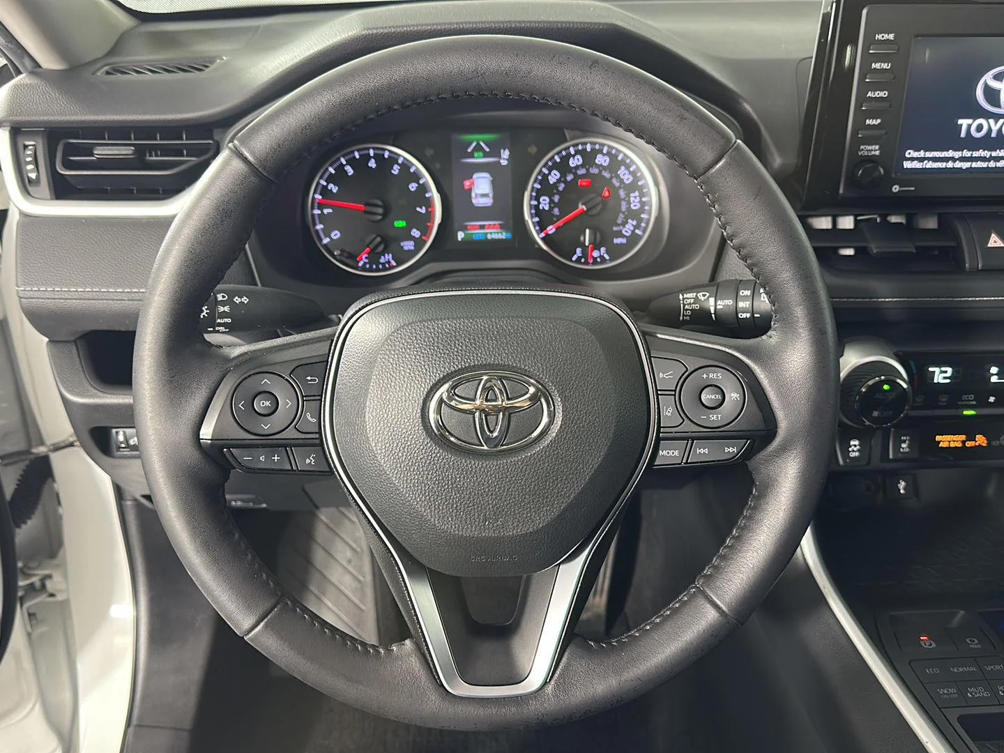 Used 2022 White Toyota XLE image 19