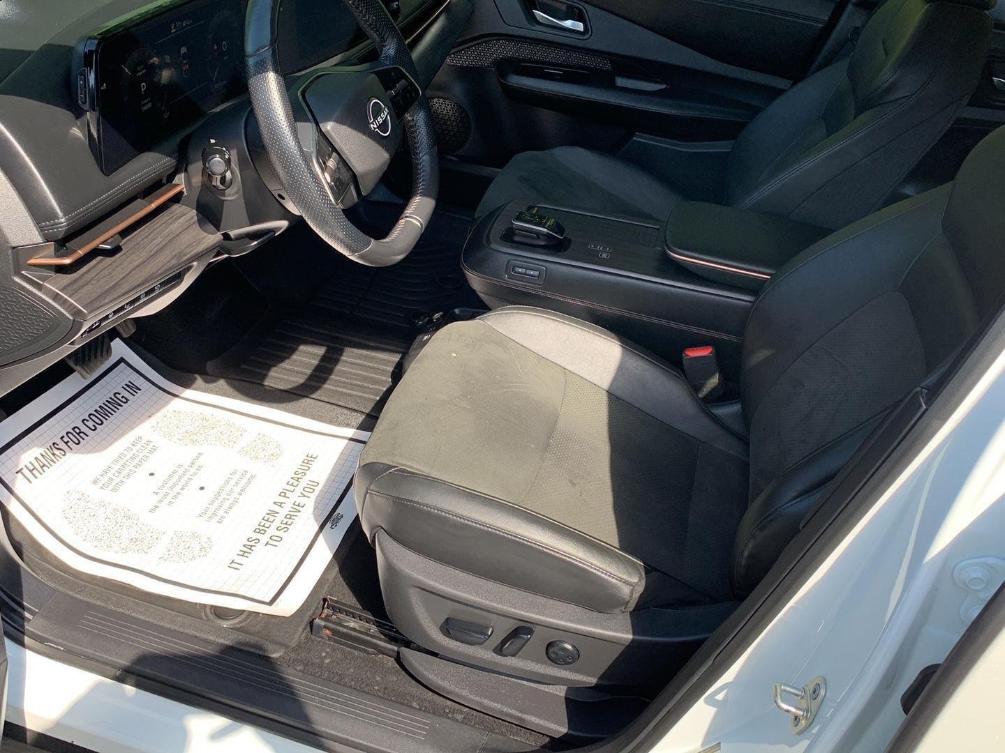 Used 2024 Everest White Pearl Tricoat/Black Diamond Pearl Nissan ENGAGE image 25