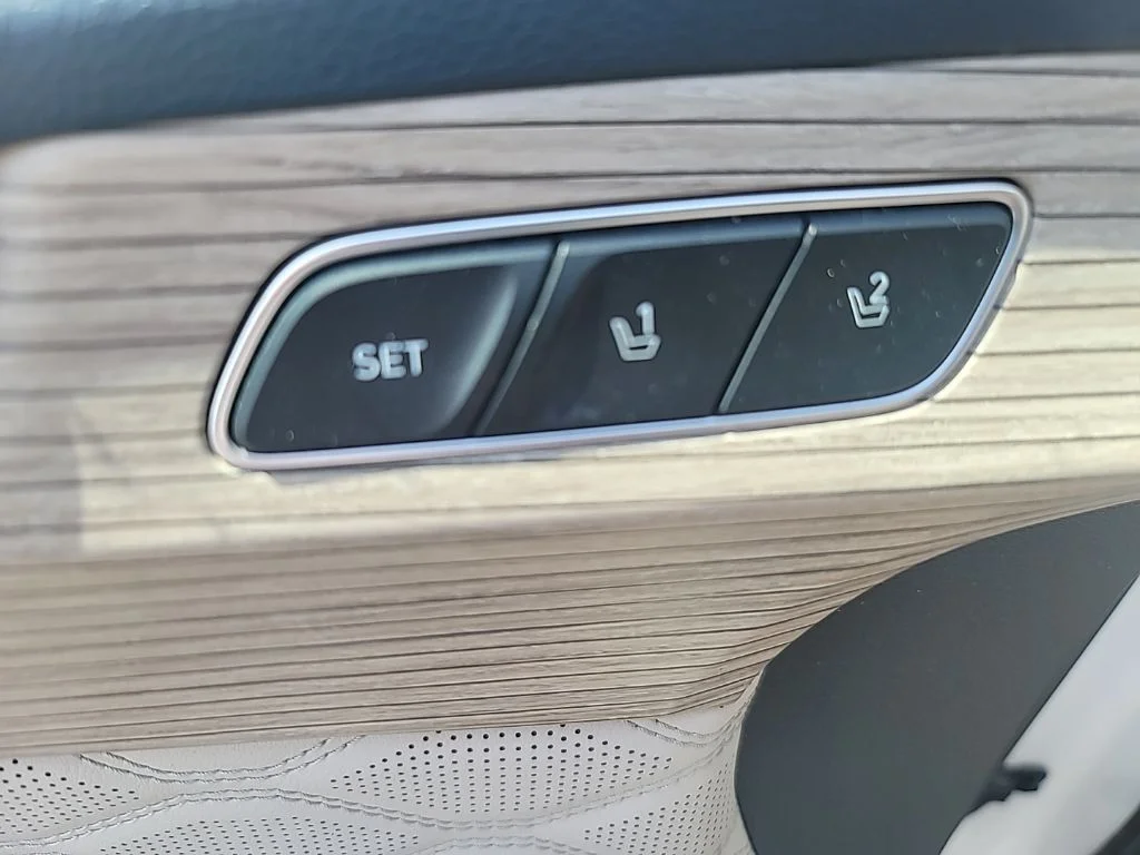 Used 2022 White Hyundai Calligraphy image 10