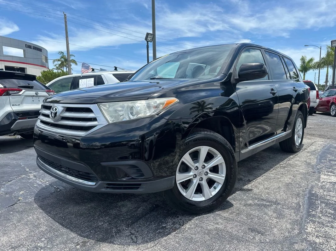 Used 2011  Toyota Base V6 image 1
