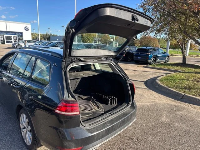 Used 2019 Black Volkswagen SE image 15