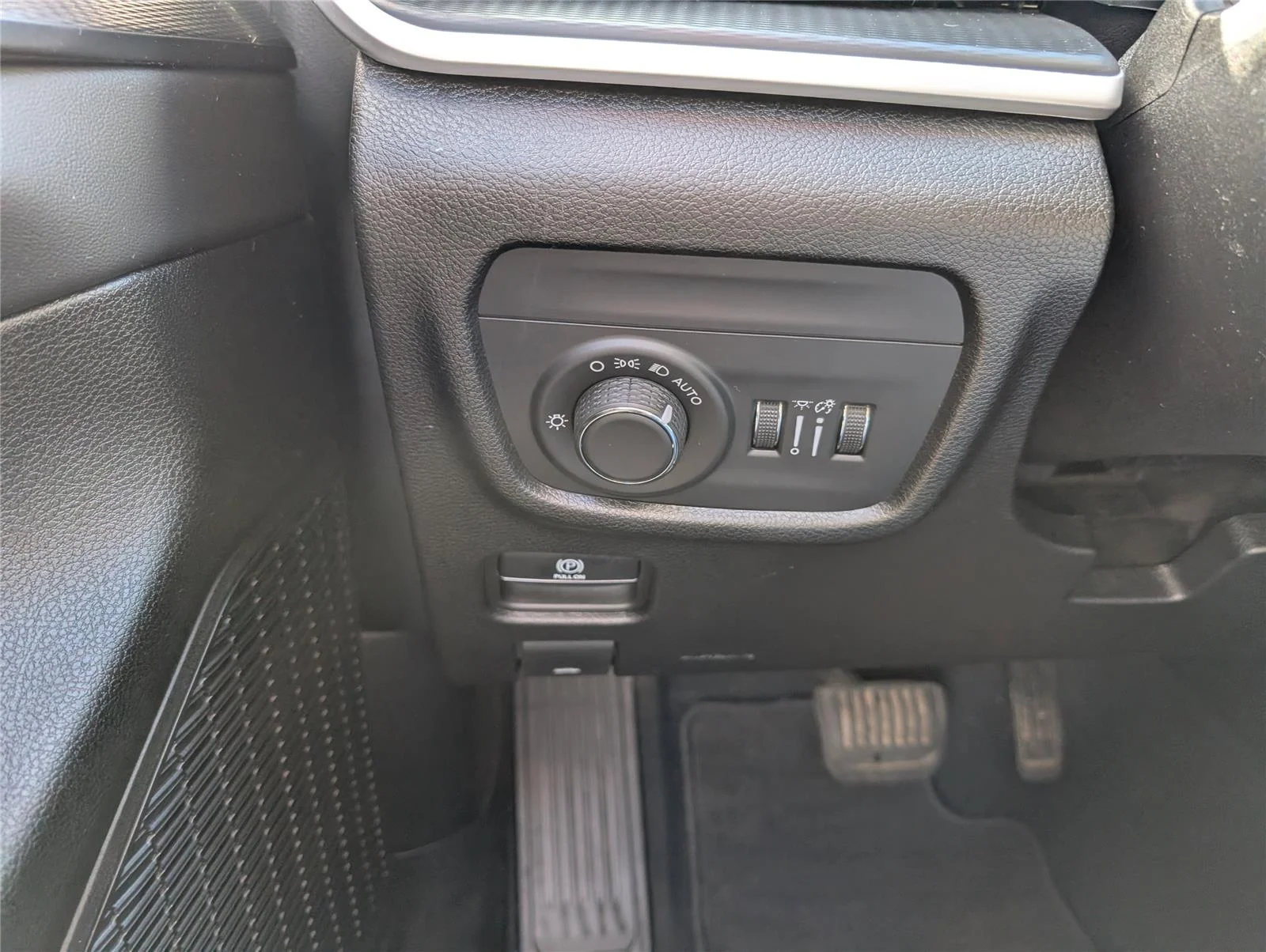 Used 2023 Bright White Clearcoat Jeep Laredo image 14