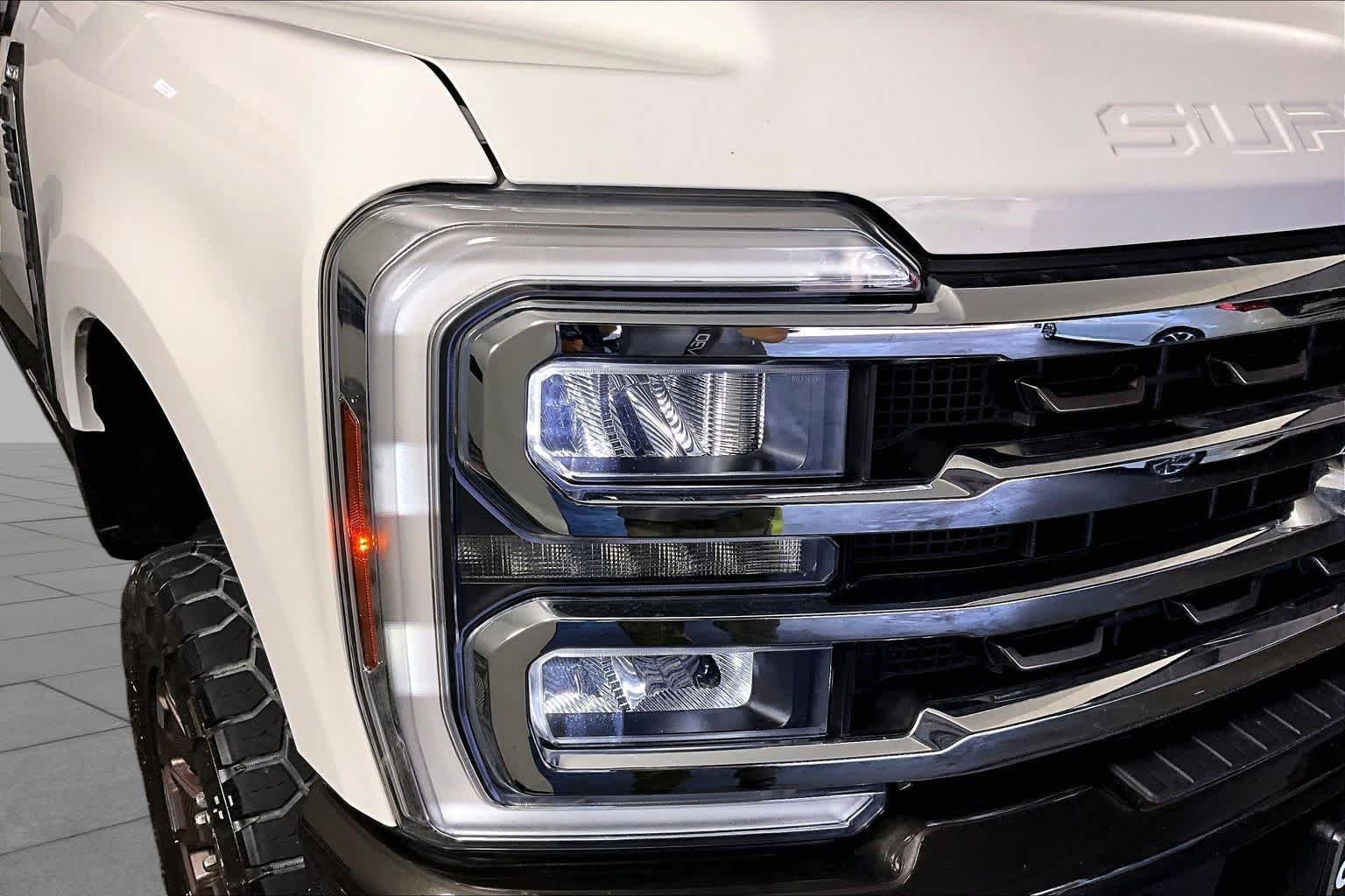 Used 2024 Star White Metallic Tri-Coat/Darkened Bronze Ford King Ranch image 26