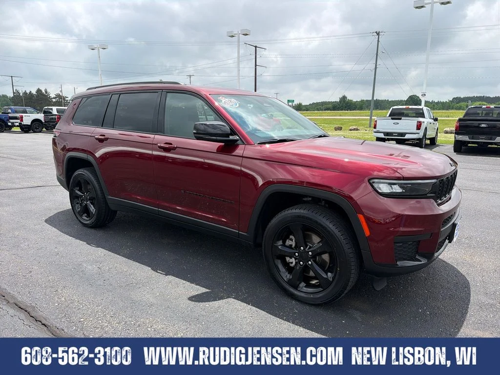 Used 2023 Velvet Red Pearlcoat Jeep Altitude image 7