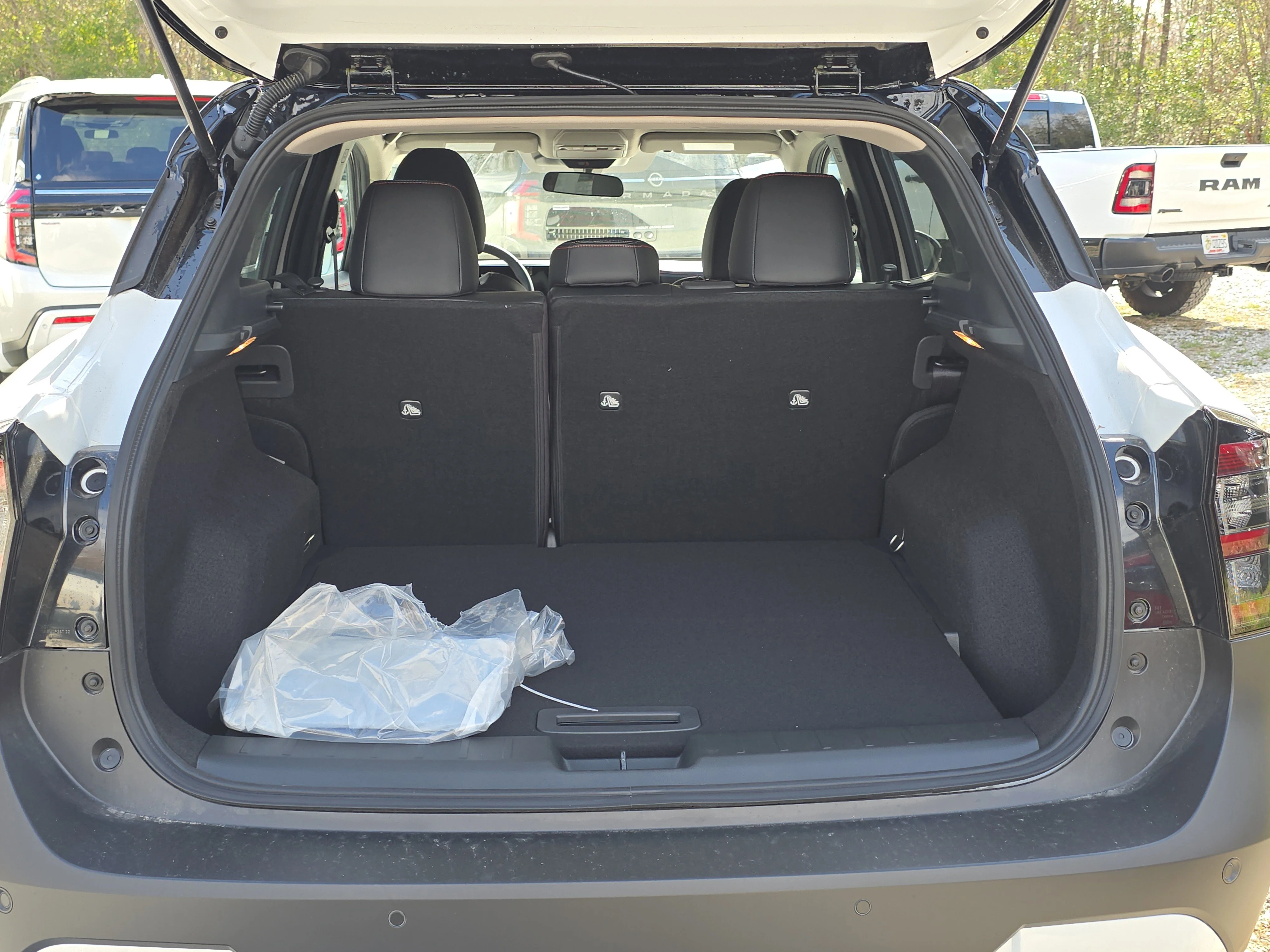 New 2026 Aspen White TriCoat / Super Black Two-tone Nissan SR image 10