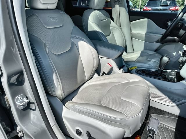Used 2019  Jeep Limited image 26