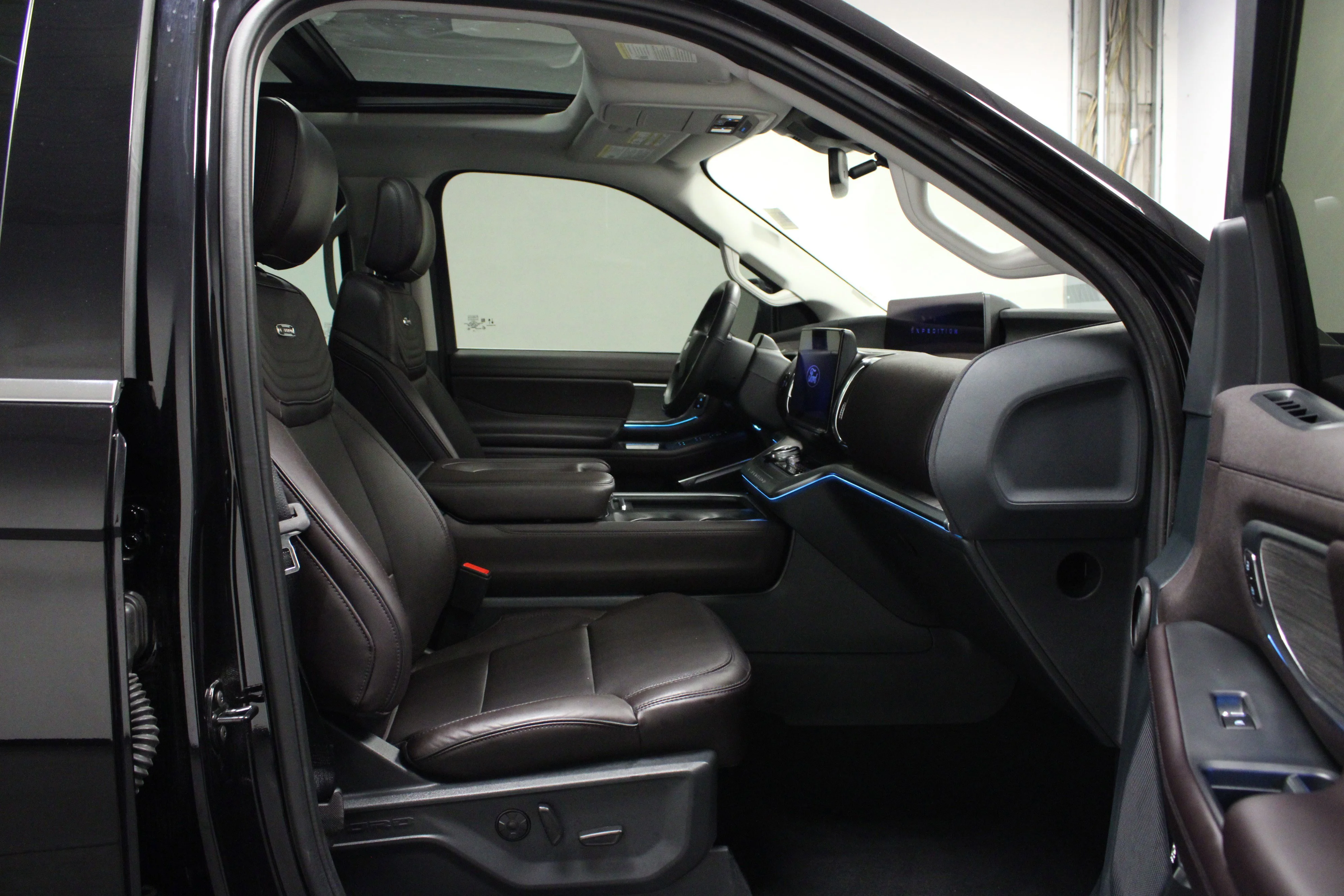 Used 2025 Agate Black Metallic Ford Platinum image 17